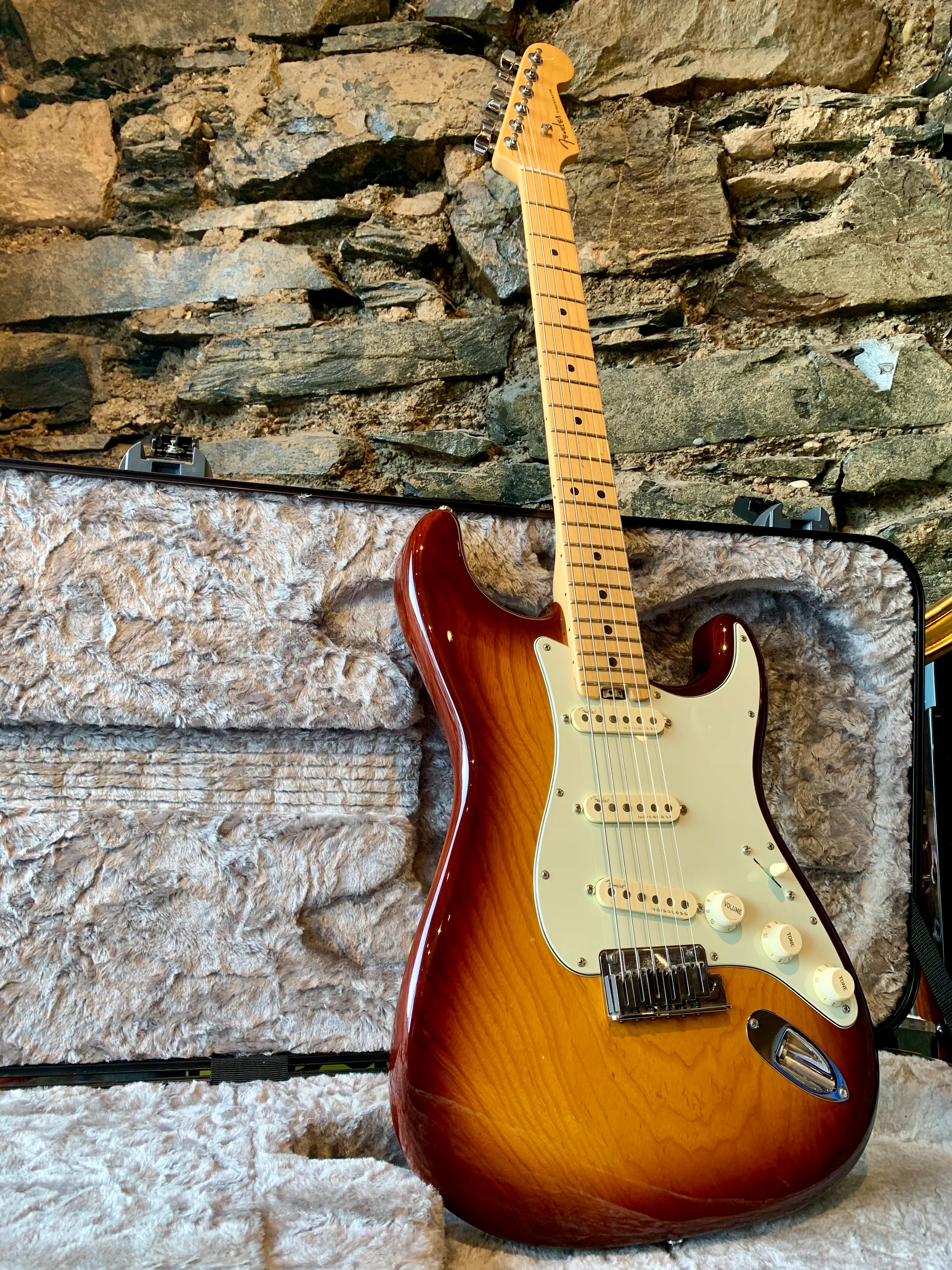 2016 Fender USA Elite Stratocaster ~ Sunburst - Image 3